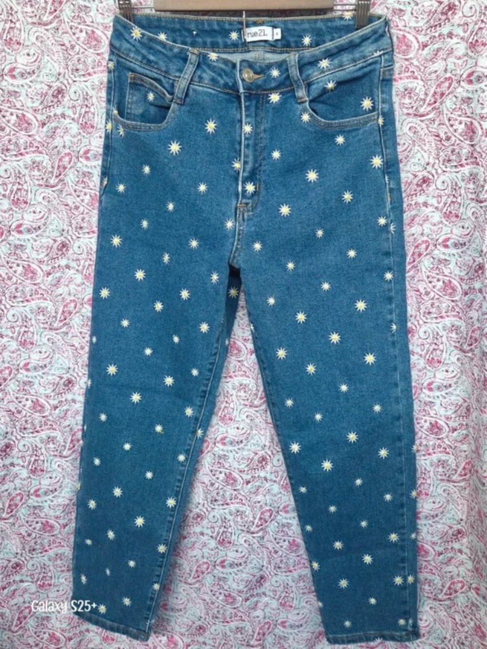 Floral Embroidered High-Waisted Blue Jeans — Women’s M / US 8–10